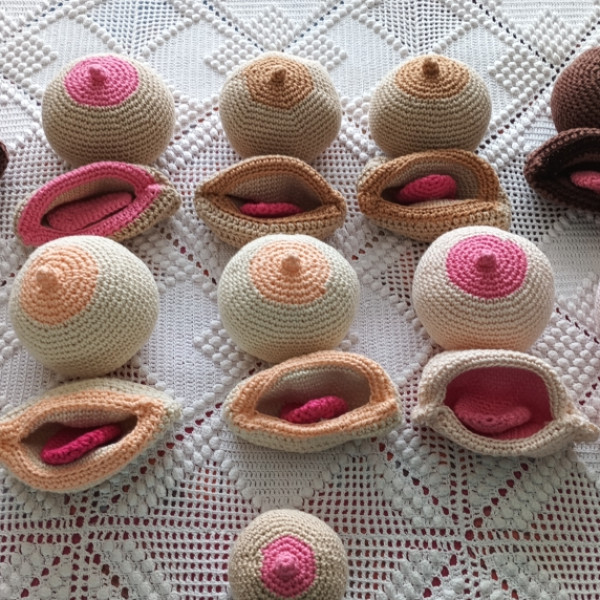 Sein et bouche en crochet